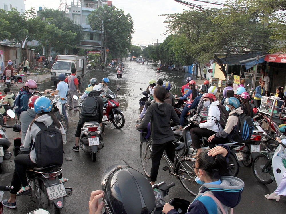 Người dân quận 12 khổ sở vượt 'biển nước' đi làm ảnh 1